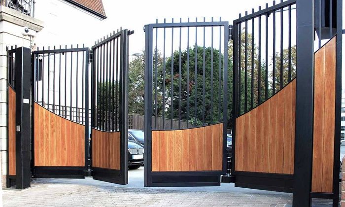Tim Galaxy Weld Solution ahli dalam pemasangan folding gate yang kokoh dan aman