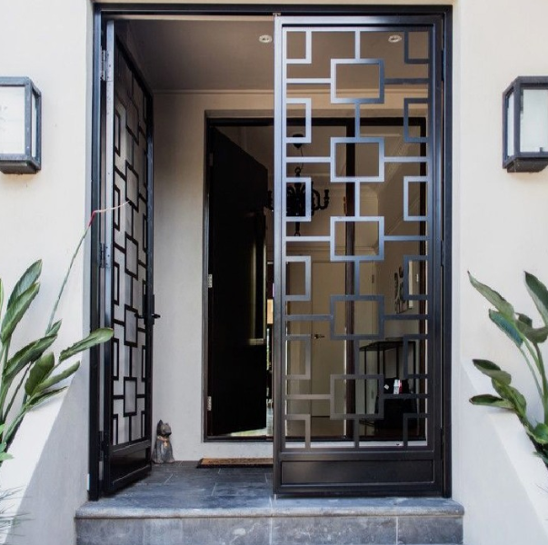 Pintu besi minimalis dan kuat untuk keamanan rumah